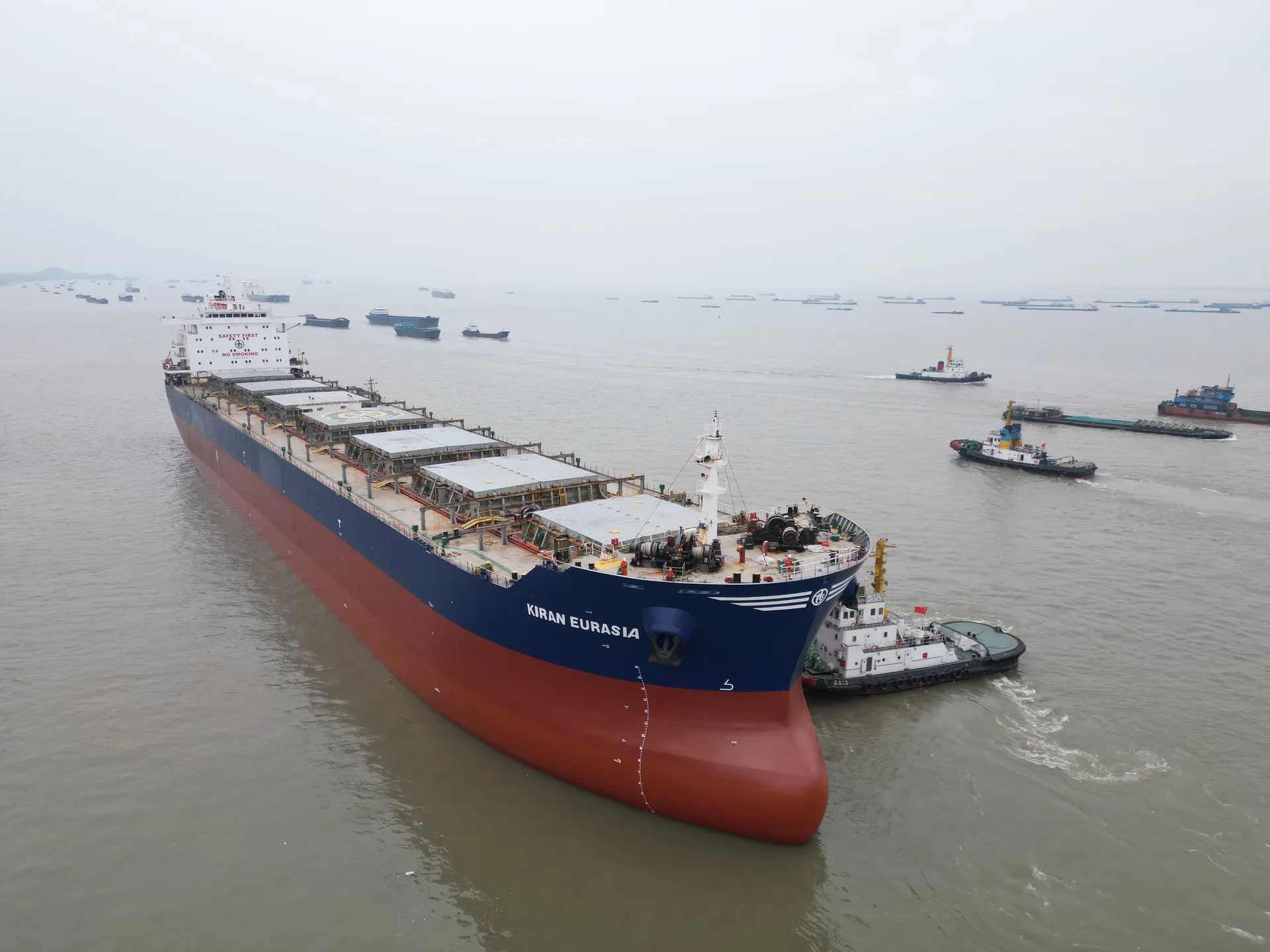 M/V KIRAN EURASIA, Kamsarmax bulk carrier, under way